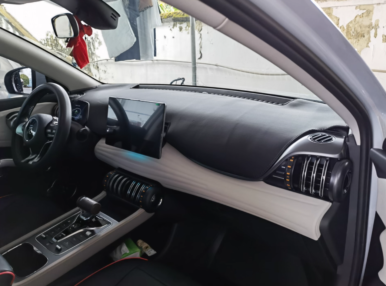 Xevaban.com ở 214 Giải Phóng là đơn vị chuyên cung cấp phụ kiện oto, đồ chơi oto, đồ chơi atto 3, phụ kiện atto 3, xevaban, 214 giải phóng, thảm taplo atto 3, thảm chống nắng taplo atto 3, thảm chống bụi taplo atto 3, thảm da taplo atto 3.